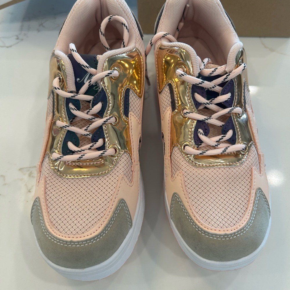 (NWT) Girl’s Wheelies Sneakers